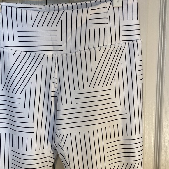BNWOT. MPG white and black patterned leggings. Size small. - Picture 2 of 5